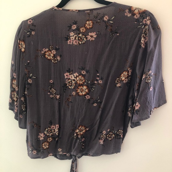 Cropped flutter sleeve top - Picture 2 of 4